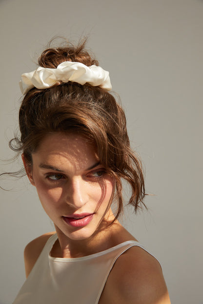 silk scrunchie 'Linda' white