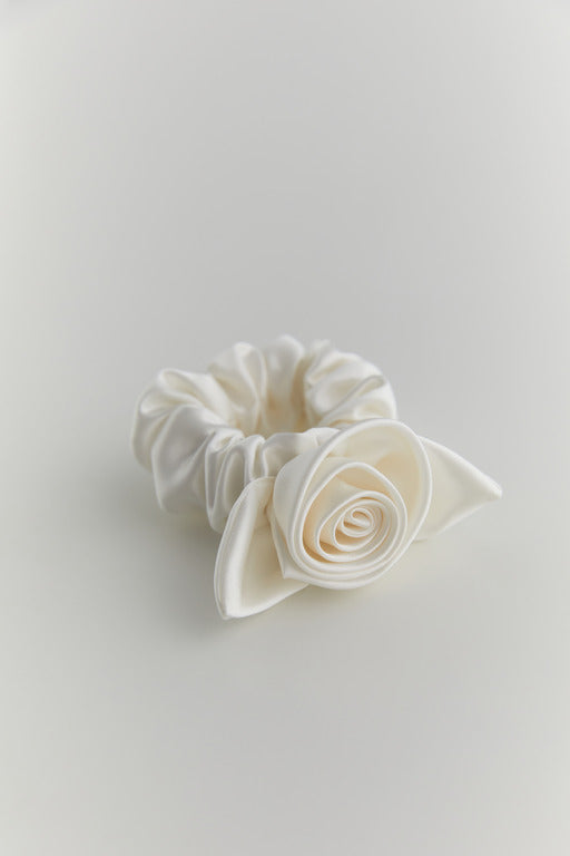 silk scrunchie 'Rosie' white