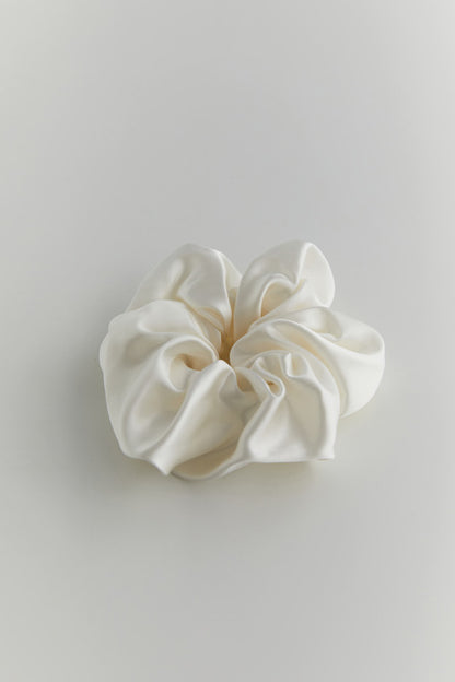 silk scrunchie 'Linda' white